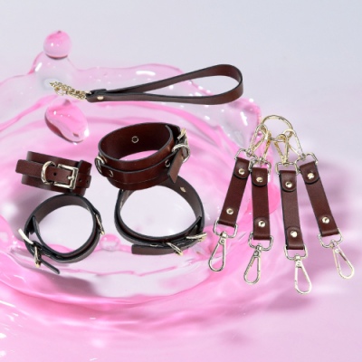 Túi đồ chơi bạo dâm da nâu 8 món